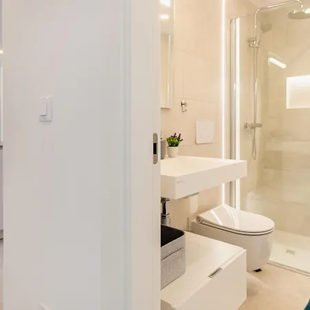 Apartment Jade Luxury In A Brand New Exclusive Complex With Mountain And Seaview, 100 Metres From Beach, Free Private Parking Fuengirola